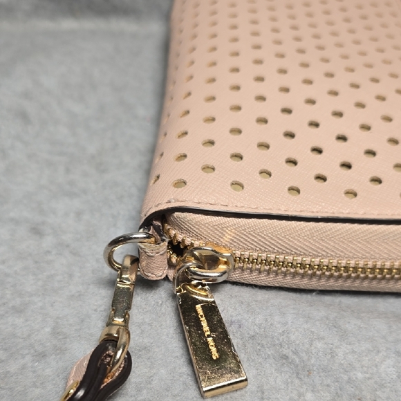 Michael Kors Jet Set Smartphone Blush Wristlet with Gold Accents - Picture 10 of 16